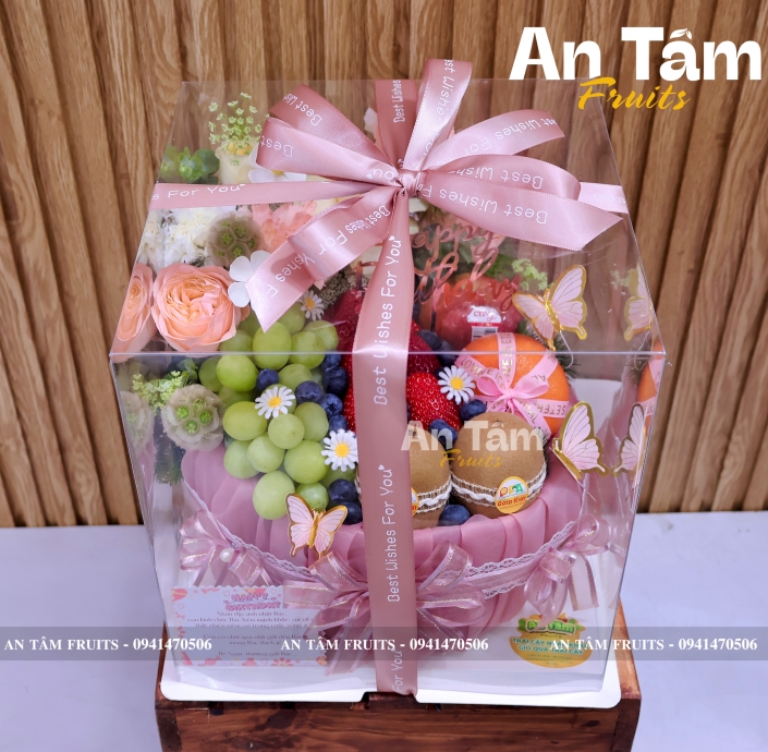 Bánh kem sinh nhật tone hồng phối hoa 