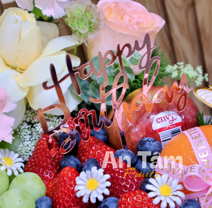 Bánh kem sinh nhật tone hồng phối hoa 