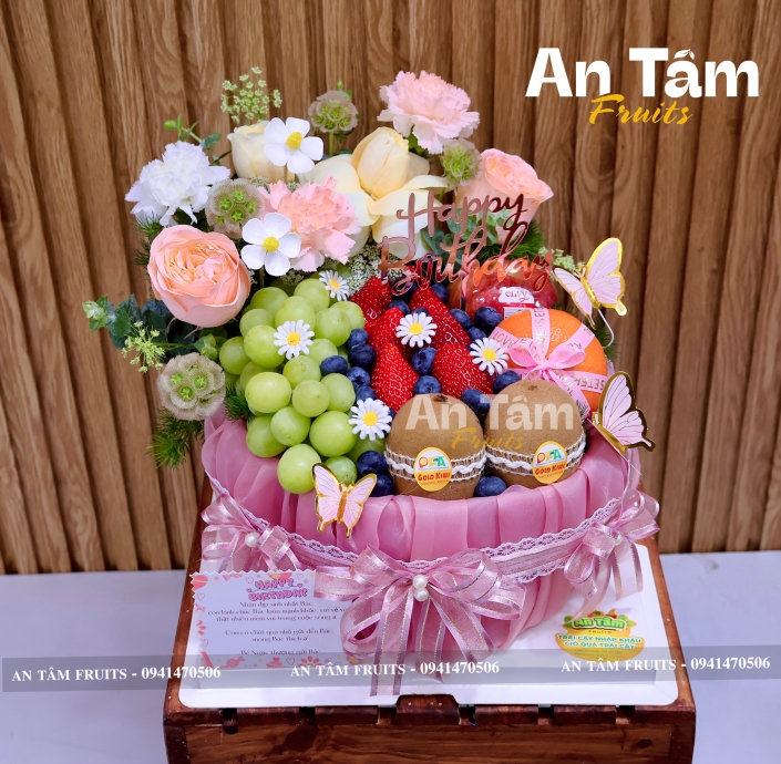 Bánh kem sinh nhật tone hồng phối hoa 