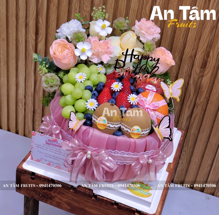 Bánh kem sinh nhật tone hồng phối hoa 