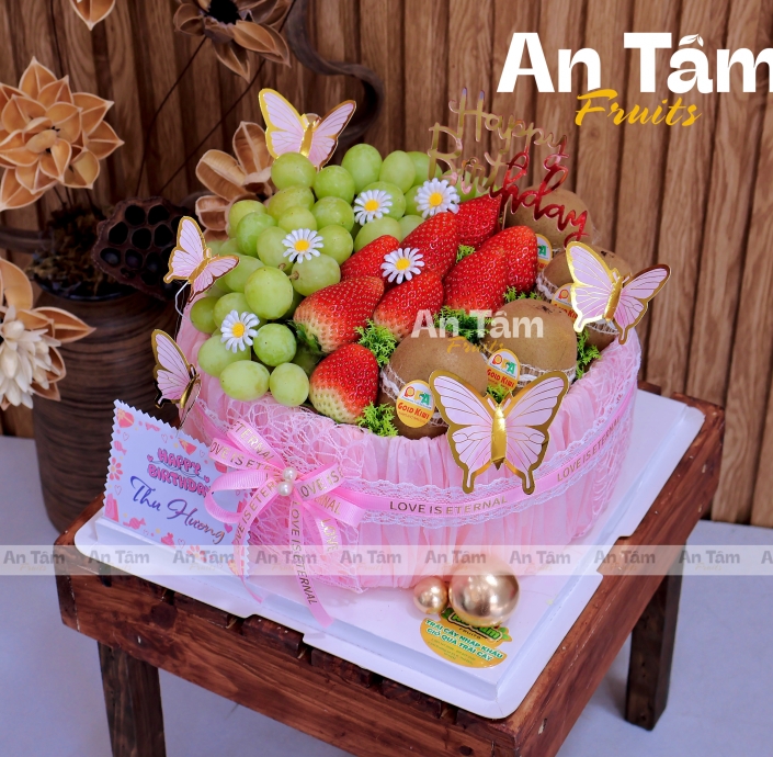 Bánh kem trái cây sinh nhật màu hồng