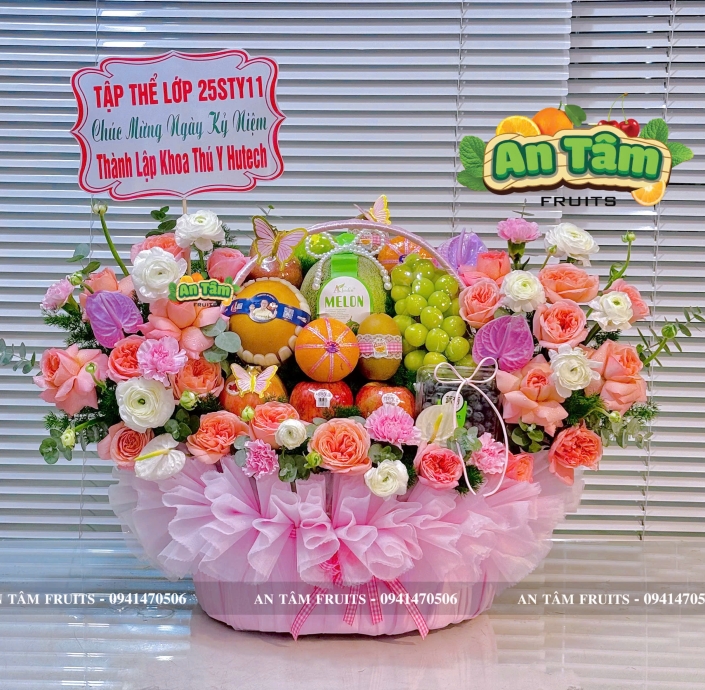 Giỏ trái cây phối hoa hai bên tone hồng chúc mừng kỷ niệm