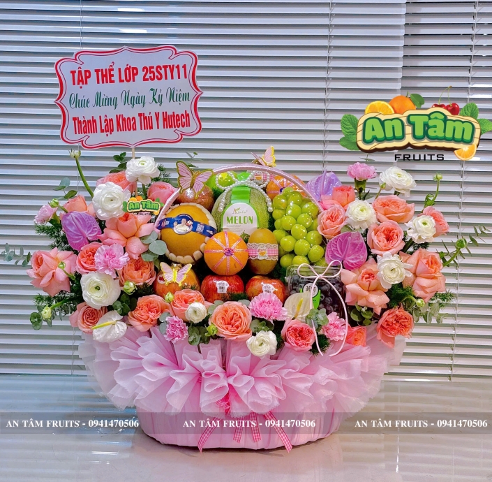 Giỏ trái cây phối hoa hai bên tone hồng chúc mừng kỷ niệm