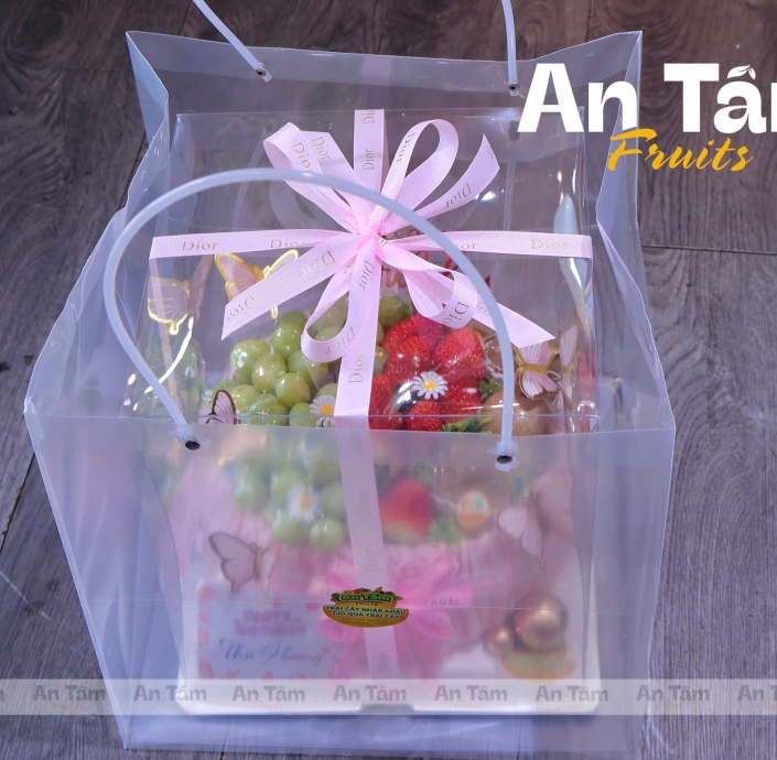 Bánh kem trái cây sinh nhật màu hồng