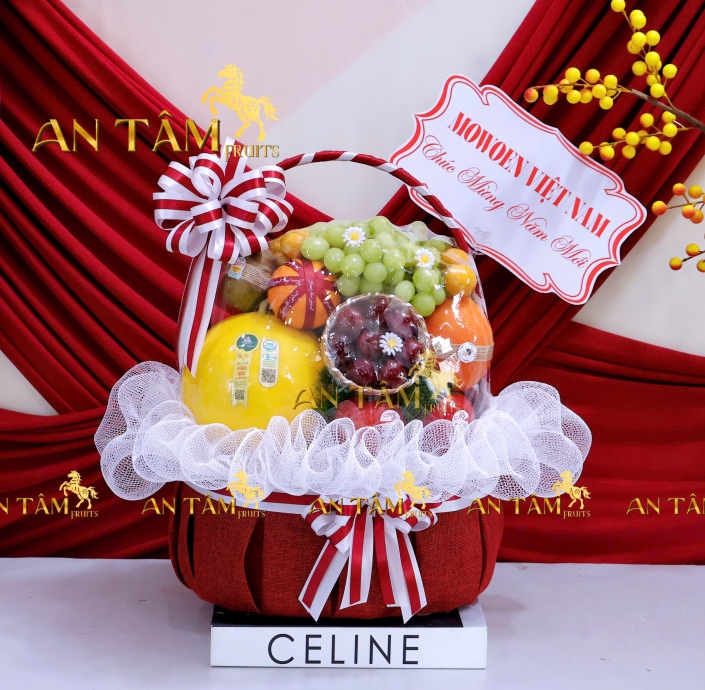 Giỏ trái cây tone đỏ chúc mừng năm mới
