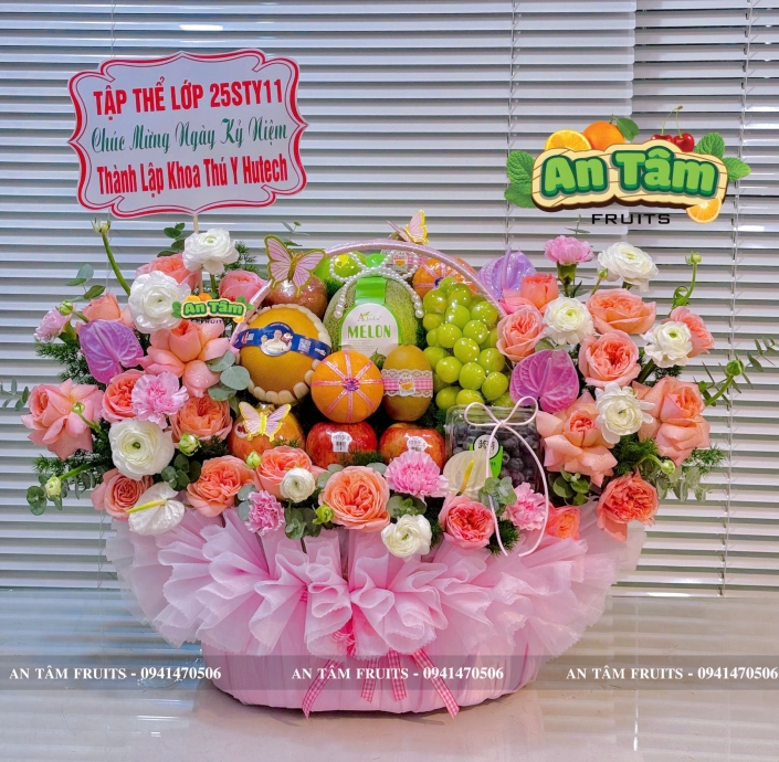 Giỏ trái cây phối hoa hai bên tone hồng chúc mừng kỷ niệm