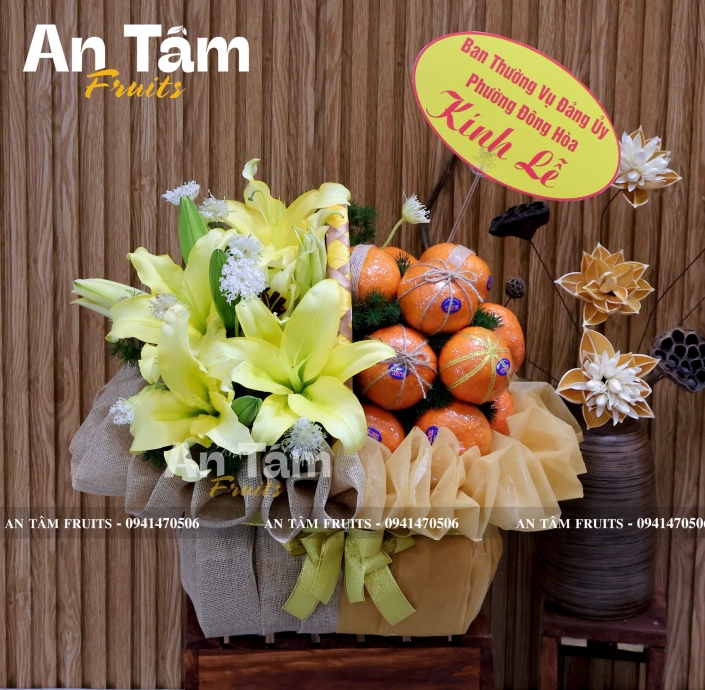 GIỎ QUÝT PHỐI HOA LY KÍNH LỄ