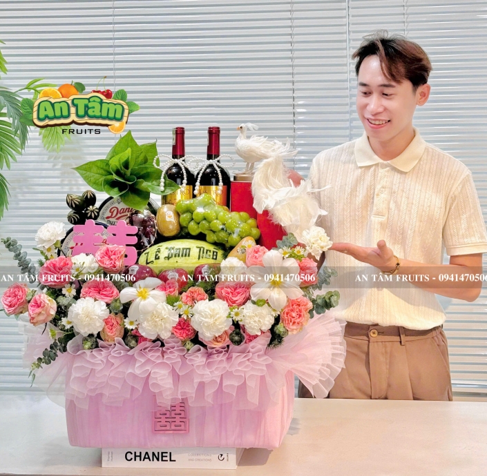 Giỏ trái cây dãm ngõ tone hồng xinh