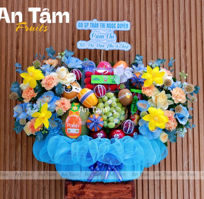 GIỎ TRÁI CÂY PHỐI HOA 2 BÊN HIỆN ĐẠI CẢM ƠN BÁC SĨ