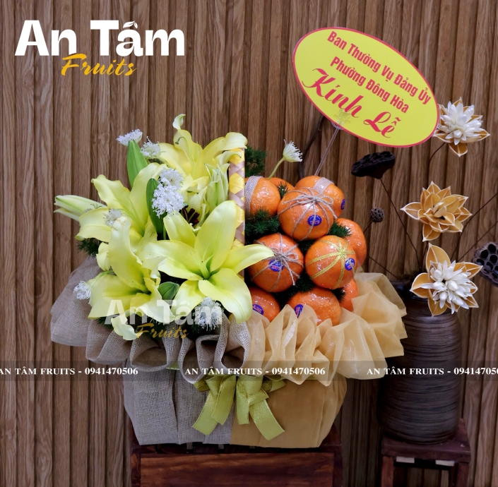 GIỎ QUÝT PHỐI HOA LY KÍNH LỄ