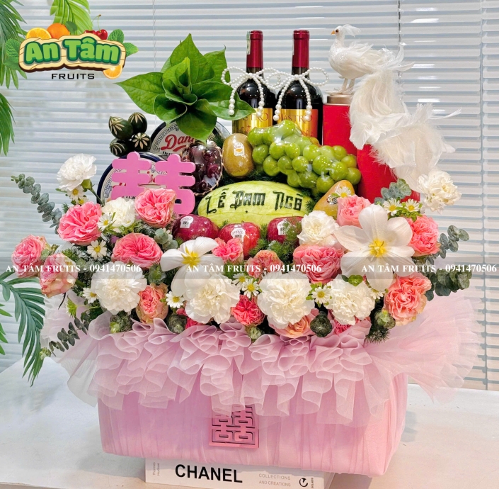 Giỏ trái cây dãm ngõ tone hồng xinh