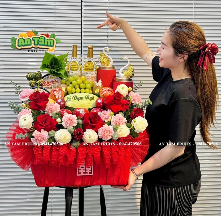 Giỏ Trái Cây Dạm Ngõ Tone Đỏ Tinh Tế Nổi Bật