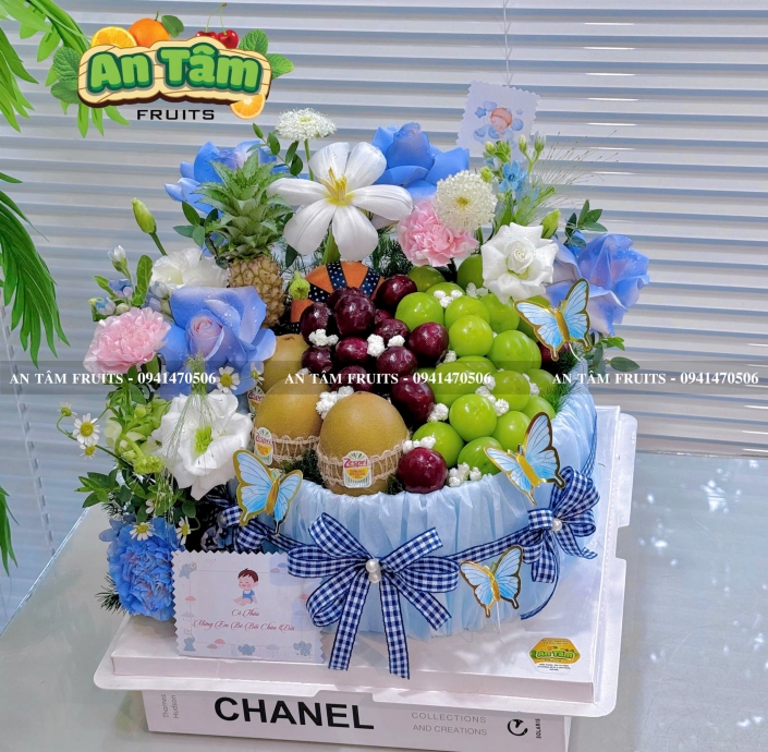 BÁNH KEM TRÁI CÂY PHỐI HOA TONE XANH DƯƠNG CHO NAM 