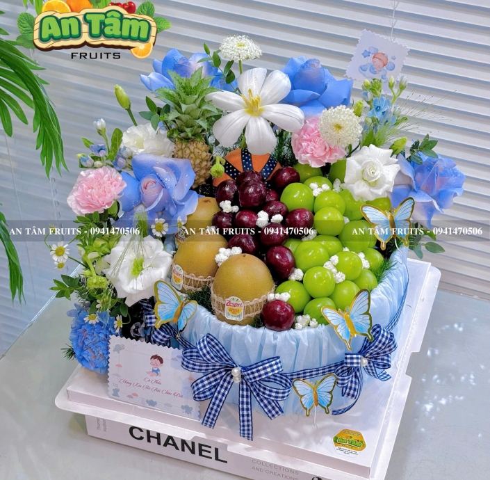 BÁNH KEM TRÁI CÂY PHỐI HOA TONE XANH DƯƠNG CHO NAM 