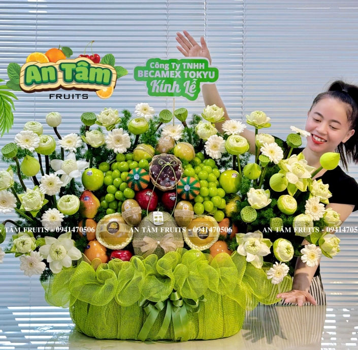GIỎ TRÁI CÂY PHỐI HOA 2 BÊN KÍNH LỄ CHO SIZE SIÊU TO Ở THỦ ĐỨC