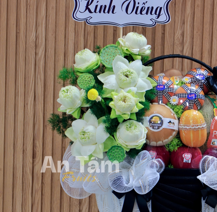 GIỎ TRÁI CÂY KHÔNG NHO KÍNH VIẾNG MIX HOA SEN TRẮNG
