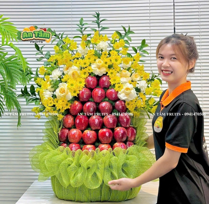 THÁP TRÁI CÂY FULL TÁO MIX HOA FORM GIỎ SIÊU TO 1 MẶT TRÁI