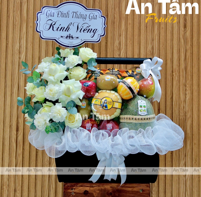 GIỎ TRÁI CÂY PHỐI HOA KÍNH VIẾNG TONE TRẮNG ĐEN