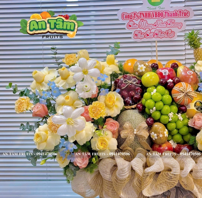 GIỎ TRÁI CÂY PHỐI HOA TONE VÀNG HIỆN ĐẠI 