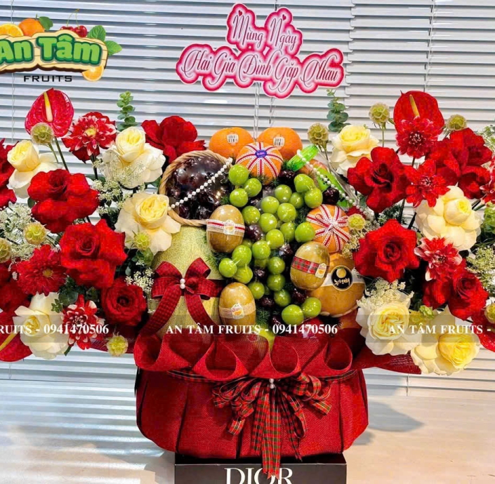GIỎ TRÁI CÂY TONE ĐỎ RA MẮT GIA ĐÌNH LẦN ĐẦU 