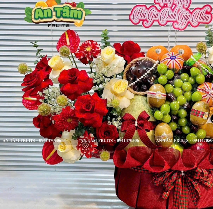 GIỎ TRÁI CÂY TONE ĐỎ RA MẮT GIA ĐÌNH LẦN ĐẦU 
