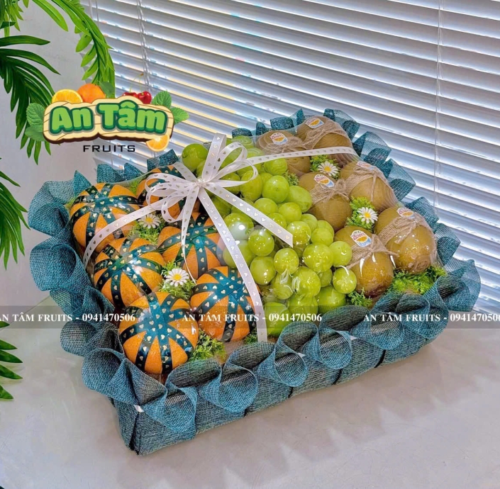 KHAY TRÁI CÂY MIX 3 LOẠI TRÁI NHO XANH QUÝT VÀ KIWI VÀNG 