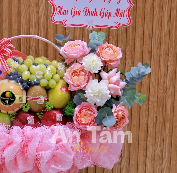 GIỎ TRÁI CÂY MIX HOA 2 BÊN TONE HỒNG NGỌT NGÀO 