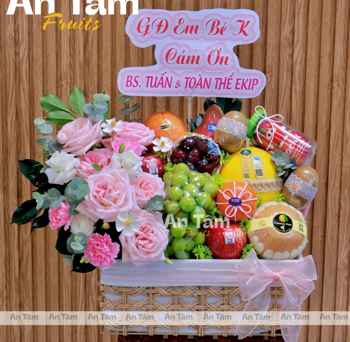 KHAY MÂY TRÁI CÂY PHỐI HOA HIỆN ĐẠI CẢM ƠN BÁC SĨ VÀ EKIP TONE HỒNG 