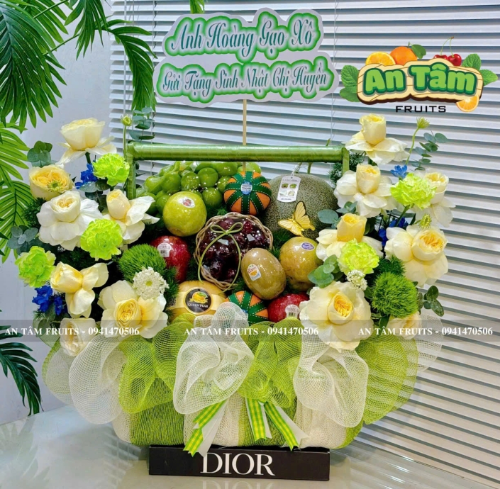 GIỎ TRÁI CÂY MIX HOA 2 BÊN TONE XANH LÁ VÀ KEM CHÚC MỪNG SINH NHẬT