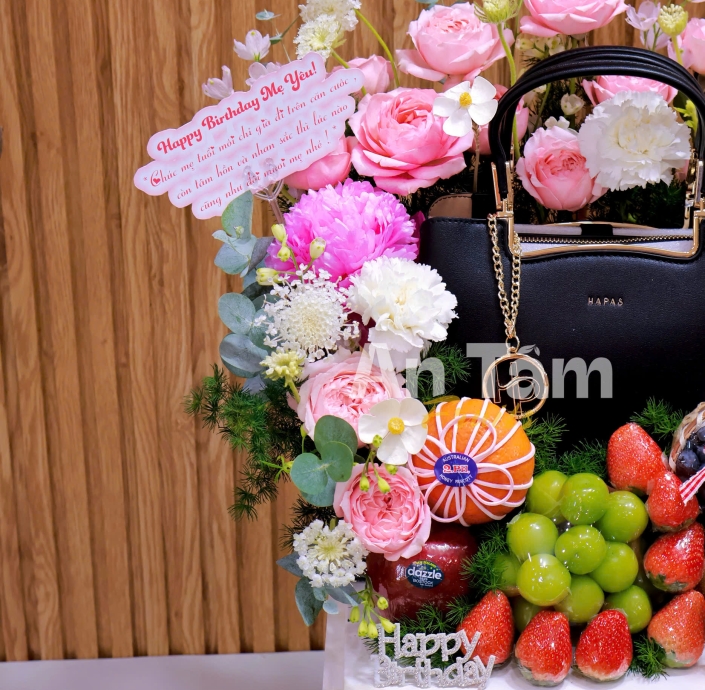 HỘP BÁNH KEM PHỐI HOA VÀ PHỤ KIỆN TÚI XÁCH KHÁCH TỰ CHUẨN BỊ 