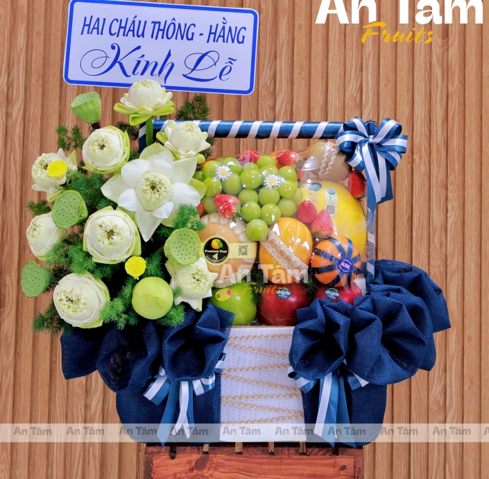 GIỎ TRÁI CÂY PHỐI HOA SEN NẶNG TRĨU CHẤT LƯỢNG