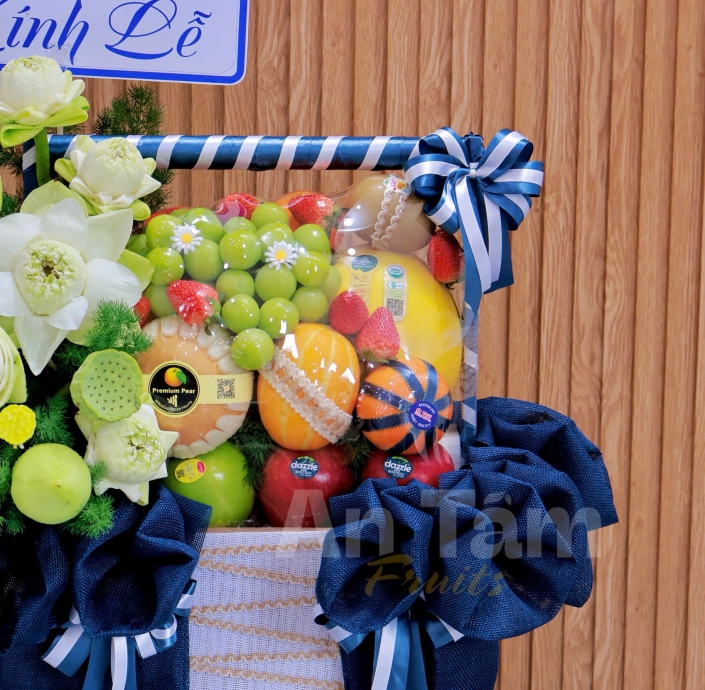 GIỎ TRÁI CÂY PHỐI HOA SEN NẶNG TRĨU CHẤT LƯỢNG