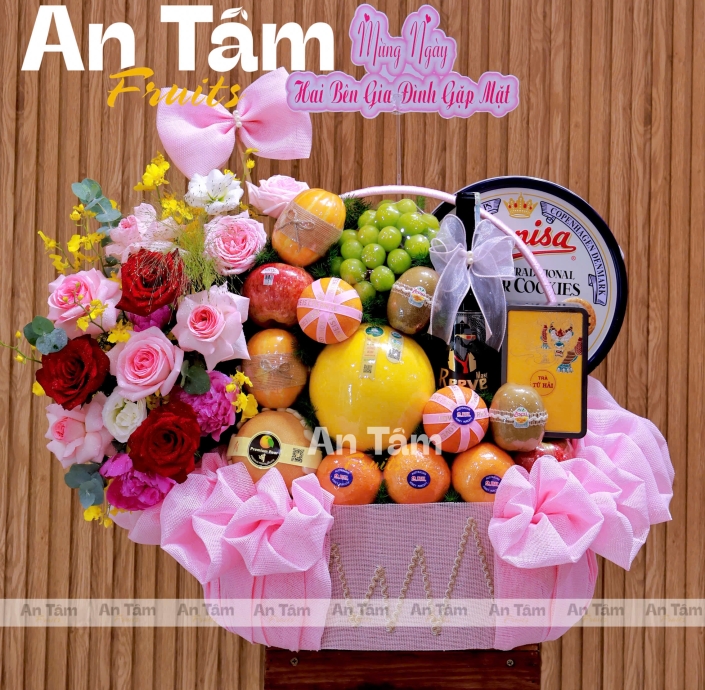 GIỎ TRÁI CÂY PHỐI HOA TONE HỒNG NGỌT NGÀO RA MẮT 