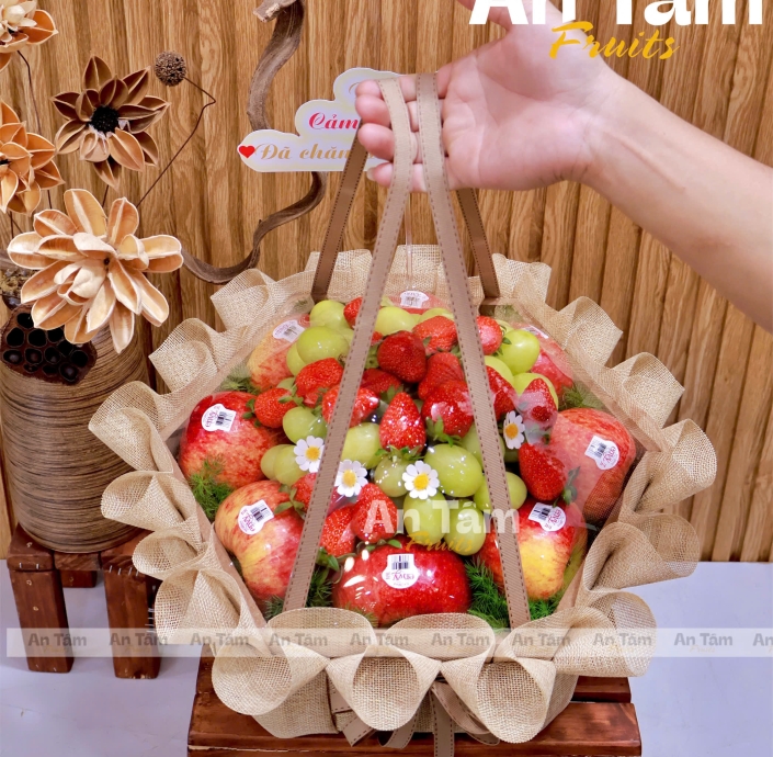 KHAY XÁCH MIX 3 LOẠI TRÁI CHẤT LƯỢNG DÂU HÀN ENVY VÀ NHO XANH TONE NÂUSANG TRỌNG