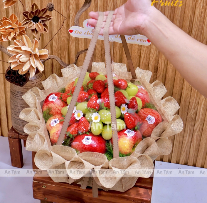 KHAY XÁCH MIX 3 LOẠI TRÁI CHẤT LƯỢNG DÂU HÀN ENVY VÀ NHO XANH TONE NÂUSANG TRỌNG