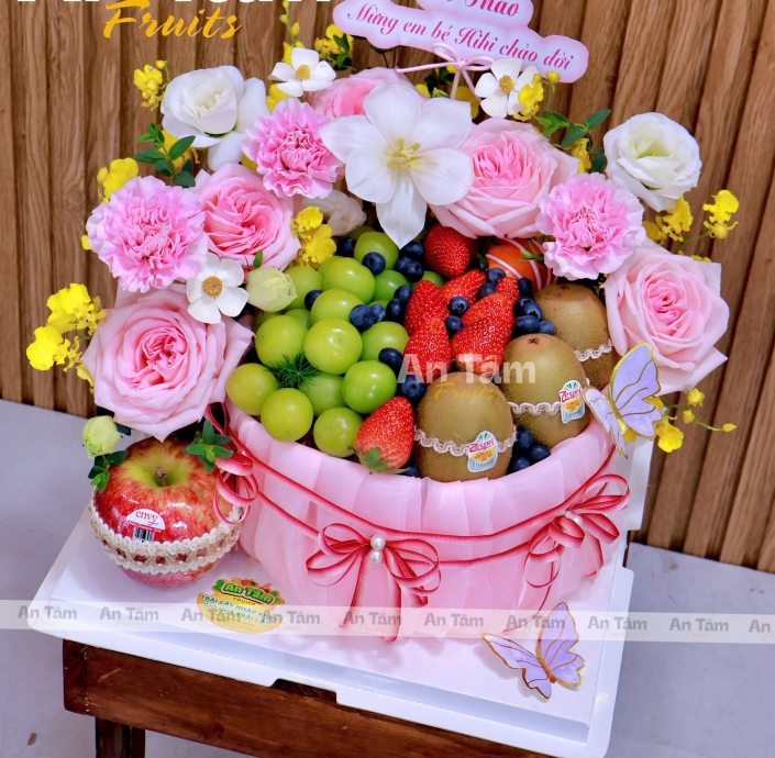 BÁNH KEM TRÁI CÂY PHỐI HOA TONE HỒNG NGỌT NGÀO CHÚC MỪNG EM BÉ CHÀO ĐỜI