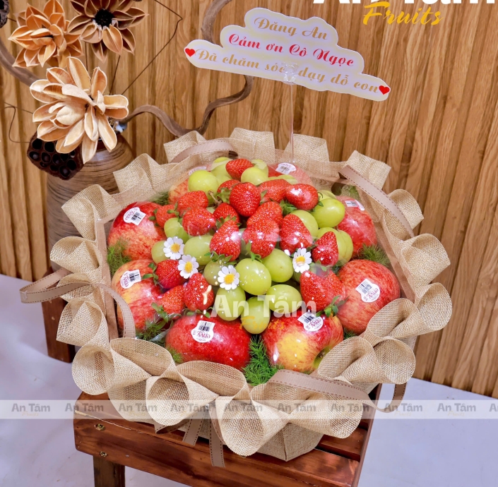 KHAY XÁCH MIX 3 LOẠI TRÁI CHẤT LƯỢNG DÂU HÀN ENVY VÀ NHO XANH TONE NÂUSANG TRỌNG