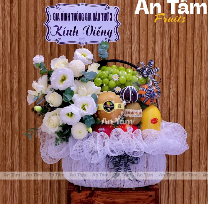 GIỎ TRÁI CÂY KÍNH VIẾNG PHỐI HOA TONE TRẮNG 