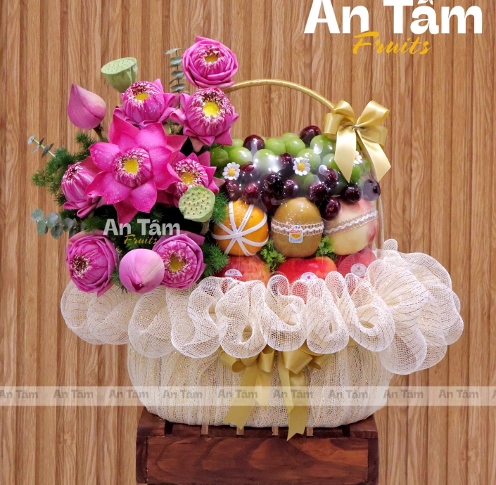 GIỎ TRÁI CÂY PHỐI HOA SEN HỒNG DÂNG HƯƠNG