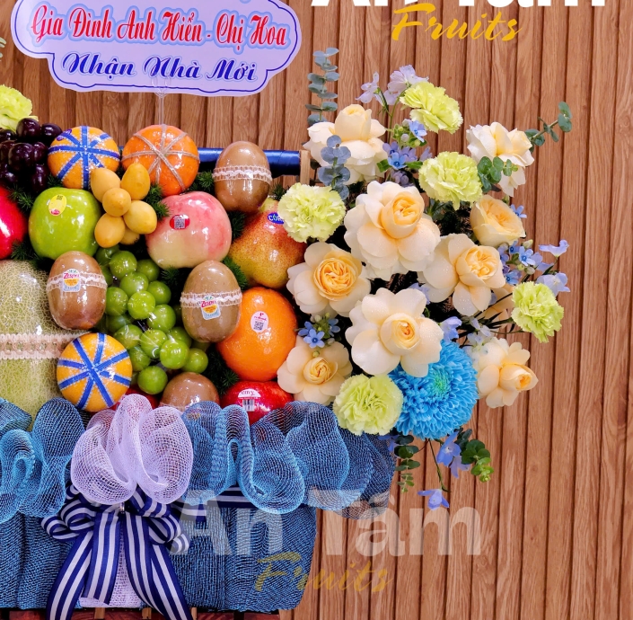 GIỎ TRÁI CÂY PHỐI HOA 2 BÊN CHÚC MỪNG NHẬN NHÀ MỚI