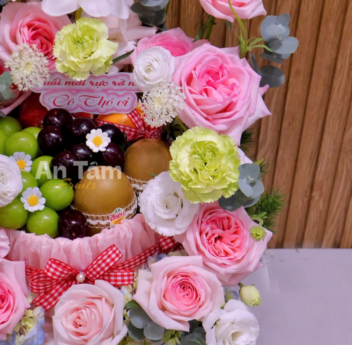BÁNH KEM TRÁI CÂY MIX FULL HOA VÀ TRÁI CÂY CHÚC MỪNG SINH NHẬT