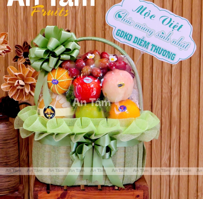 GIỎ TRÁI CÂY PHỐI LƯỚI CÓ NHO ĐỎ