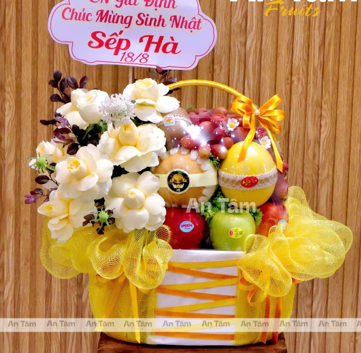 GIỎ TRÁI CÂY PHỐI HOA CHÚC MỪNG SINH NHẬT TONE VÀNG 