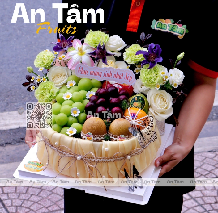 BÁNH KEM TRÁI CÂY HIỆN ĐẠI TONE VÀNG PHỐI HOA CAO CẤP