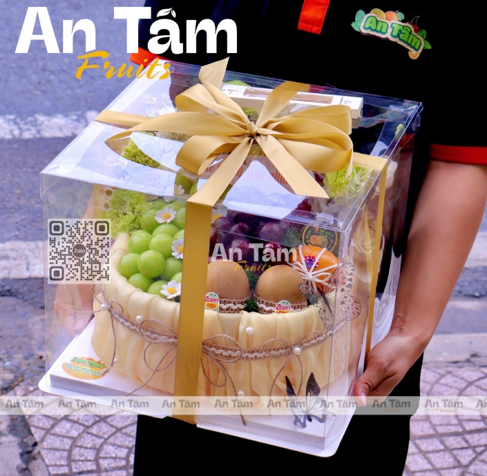 BÁNH KEM TRÁI CÂY HIỆN ĐẠI TONE VÀNG PHỐI HOA CAO CẤP