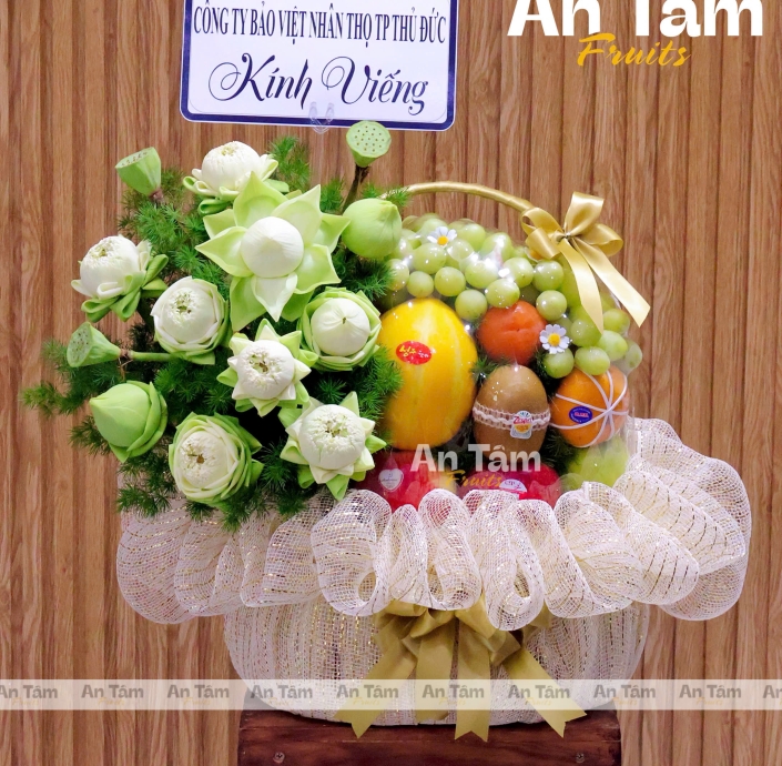 GIỎ TRÁI CÂY KÍNH VIẾNG TONE KEM KIM TUYẾN HOA SEN