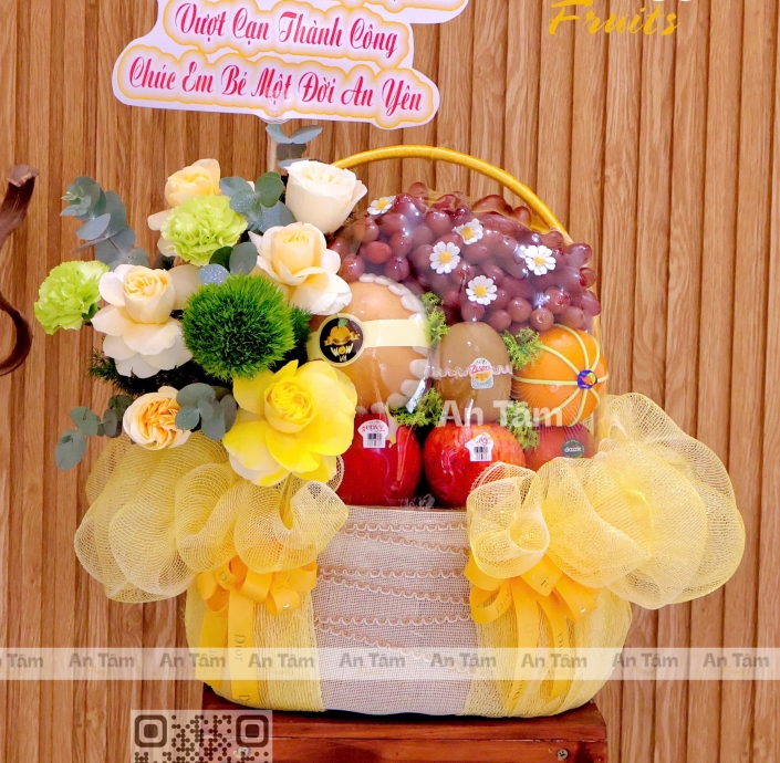 GIỎ TRÁI CÂY XINH IU TONE VÀNG CHÚC MỪNG VƯỢT CẠN THÀNH CÔNG